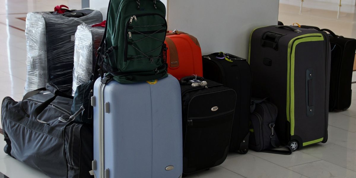 Qué equipaje de mano podemos llevar con nosotros en el avión?