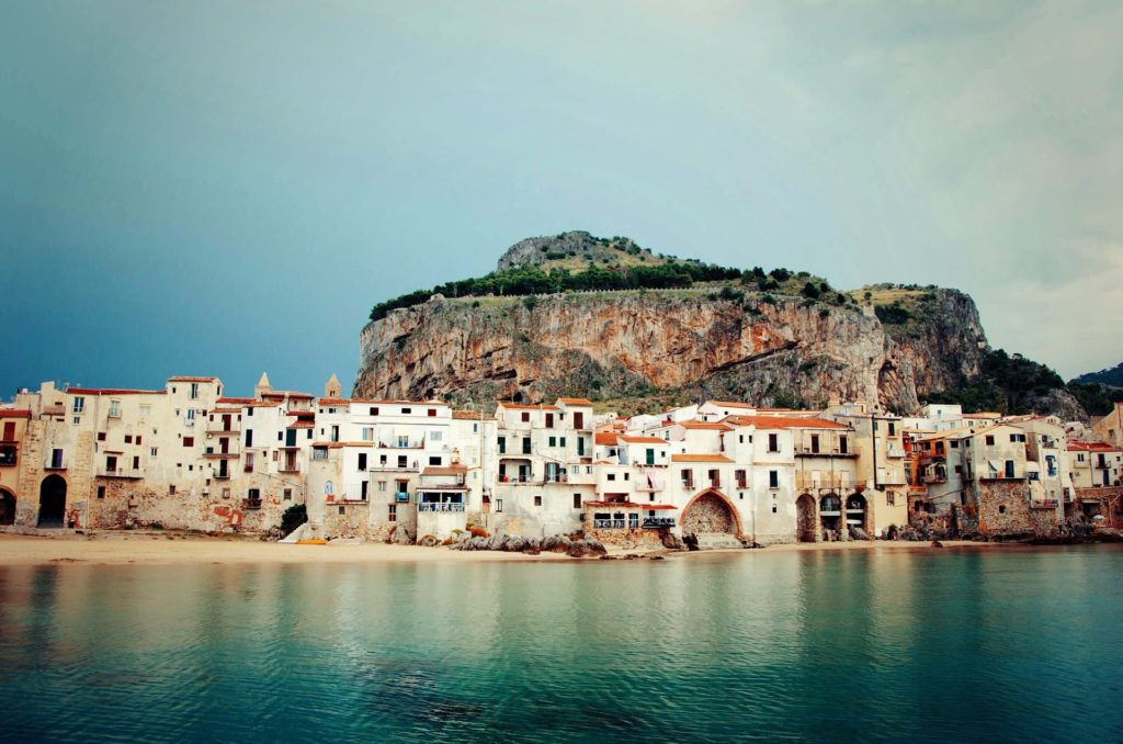 Sicilia planea recibir turistas en octubre y se ofrece a pagarles la mitad de los vuelos