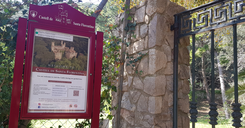 Cartel situado en el ingreso al Castillo