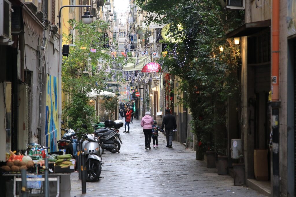 calle en napoles, italia