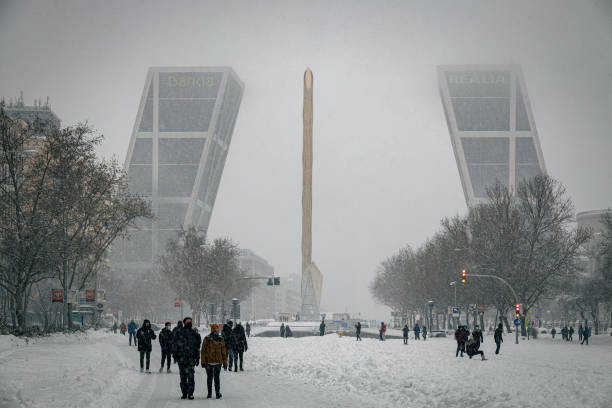 Paisaje de invierno en Plaza Castilla - Madrid con nieve.