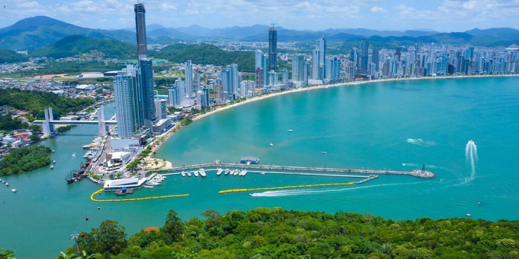 Excursión a Balneario Camboriú y Parque Unipraias desde Florianópolis